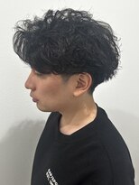 ヒュイル バイ ニアウ(Hwyl by Niau) センターパートパーマニュアンスパーマシャドウパーマ刈り上げ