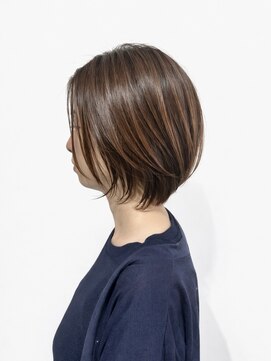 ウォーターリリー(Water Lily) 首元すっきり見せる前下がりショートボブ