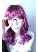 赤味のカラーを前面に押し出しためがね女子