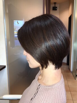 レターウッド(LETTER WOOD) フロント長めの前下りショートボブ