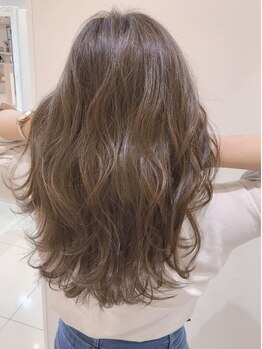 アピューズ ヘアー 芦屋(Apiuz Hair)の写真/【芦屋駅/22時迄】ダメージレス&自然に馴染む髪色に！上品なグレイカラーやデザイン性のあるカラーもお任せ