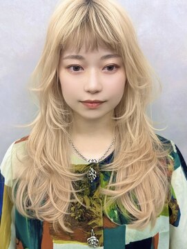 ロイ(Roi) ハッシュカットロングレイヤーブリーチカラーワンカール