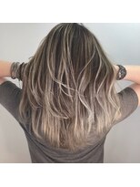 チェレ ブラン 堺東店(Chere brun) デザインカラーシルバーベージュ×バレイヤージュ×ハイライト