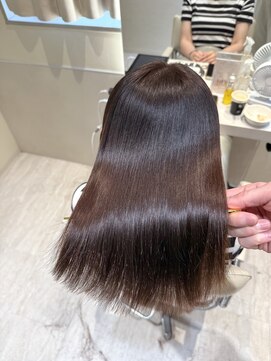 エレノア 四条烏丸店(Eleanor) 【山地】根元の広がりを抑える大人の美髪矯正