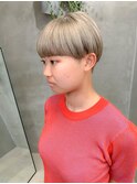 刈り上げショート、マッシュショート、ブロンドベージュ