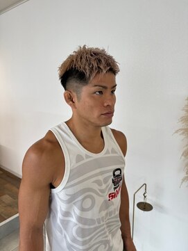 O 短髪ハイトーンカラ―アップバング刈り上げツーブロック