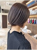 ツヤのある白髪ぼかしグレージュカラー/大人ショートボブ
