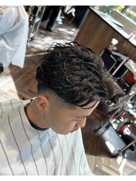 タフ バーバーショップ 大濠店(TOUGH BARBER SHOP) フェザーパーマ×スキンフェード