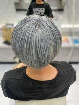 ジーナ 名駅(XENA.) 《XENA/YURI79》ホワイトシルバー/シルバー/ハイトーン