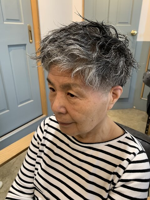 グレイヘアーショートパーマスタイル