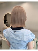 ソル ジングウマエ(SOL JINGUMAE)&nbsp;タッセルボブ切りっぱなしボブミルクティーベージュ外ハネボブ