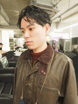 黒髪メンズセンターパートカーリーショート
