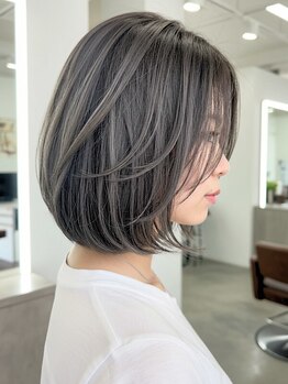 オーバルヘアー ルポ(OVAL hair repos)の写真/白髪ぼかしハイライトで垢抜け◎明るいグレイカラーも人気！大人女性の上品スタイルが高評価◎