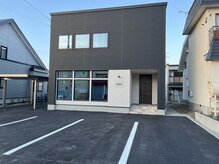 グレーの四角い建物♪駐車場【５台分】！広々と停められます！