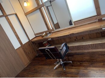 803 ヘアールーム(803 Hair Room)の写真/ウッド調の落ち着いた空間でゆったりリラックス♪一人一人のお客様に寄り添う丁寧な施術で理想のスタイルに