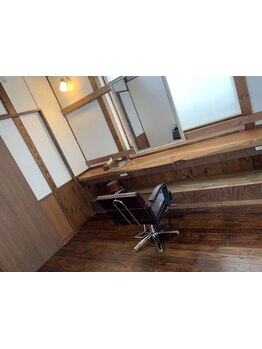 ウッド調の落ち着いた空間でゆったりリラックス♪一人一人のお客様に寄り添う丁寧な施術で理想のスタイルに