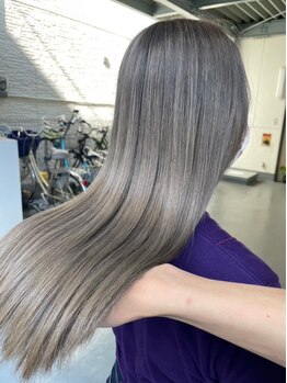 シダ(sida)の写真/【茨木市駅徒歩3分】ダメージレス縮毛矯正でツヤ感溢れる美髪へ★クセや広がりもしっかり解消◎