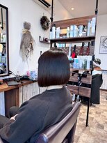 ゴデーレ(GODERE) 光沢感際立つストレートボブの端正で美しいシルエット
