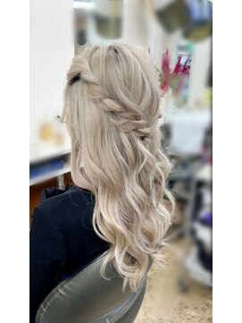 ヘアアートヒサ(HAIR ART hisa) 「RYOKO」 ガーリーハーフアップ