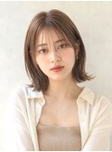 大人可愛い外ハネくびれ耳掛けボブ×柔らかベージュカラー