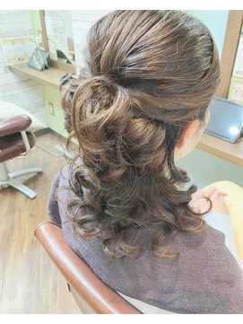 ヘアー バイ ミーズ(hair by Mii’s) ハーフカールアップ