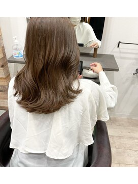 アトレ 福岡大名店(attrait) 透明感×こなれ感。ベージュセミロングでふんわり大人っぽく