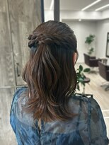 カシビ(kashibi)&nbsp;雨でも崩れないキープ力『タイトめハーフアップ』