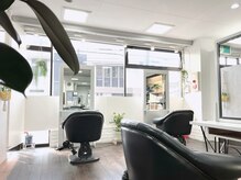 ヘアーアンドビューティ ワイワイ(hair&beauty WAIWAI)の雰囲気（緑いっぱいの明るい店内☆各席アルコール消毒完備　常時換気◎）