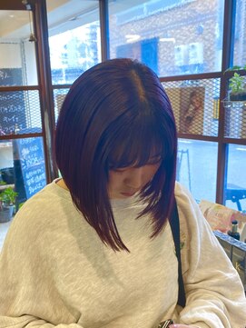 ヒカリス 東三国(HIKARIS) 笑顔溢れるボルドー/ワインレッドカラーコンパクトボブ