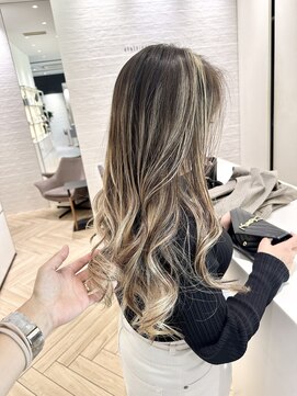 ステア ケース(stair case) バレイヤージュ　ロング　地毛残し　ミルクティー