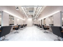 開放的で明るい店内。アットホームな空間づくりを心がけていますので気軽にご来店ください。