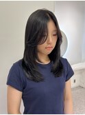 暗髪でも柔らかさあるミディアムレイヤー