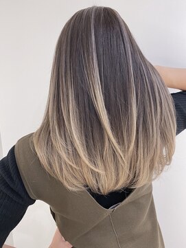 ジゼル(gisele) ベージュラテ系バレイヤージュ