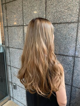 美容室 メザミー MESAMIES ハイトーンブリーチ×ガーリーふんわりホワイトブロンドロング