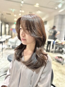 アンダーバーホワイト(_WHITE) 大人かわいいミディアムhair くびれミディ　艶カラー