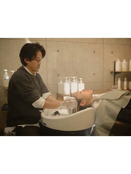 業界最高級のフルフラットのシャンプー台で疲れをリセット。薄暗い静かな空間での極上スパは大人気メニュー