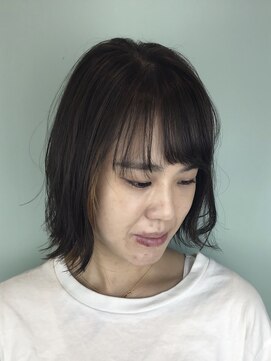 トレパルッキエーレ(tre parrucchiere) ［-tre-］切りっぱなしボブ×インナーカラー