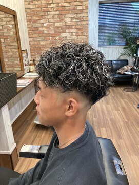 ライズヘアー(RISE HAIR) スキンフェード＋ハイライト＋スパイラルパーマ