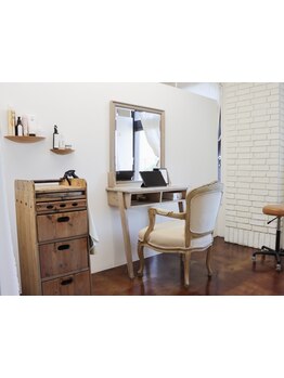 【こだわりの全席半個室の店内】周りを気にせずゆったりとしたサロンタイムを過ごしたい方にもオススメ。