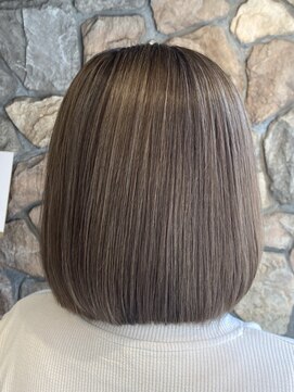 ルイ(ROUIS produced by LUCK 津田沼) ROUIS 津田沼 シアーベージュハイライト/グレージュ/白髪ぼかし