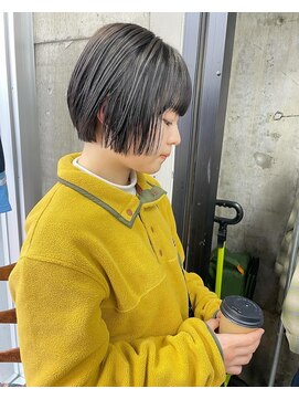 蜃気楼 伸ばしかけショートボブとアッシュグレー