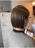 ベージュ×ミニボブ