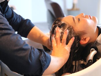 ロイ(Roy)の写真/季節の変化による髪へのダメージ対策にも◎心地良いヘッドマッサージで、髪も心もすっきりリフレッシュ☆