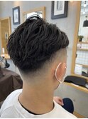 スキンフェード癖毛風パーマ七三スタイルアップバング