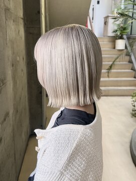 アジリ(agili) ホワイトヘア/パッツとボブ/切りっぱなし/ハイトーン/ブリーチ