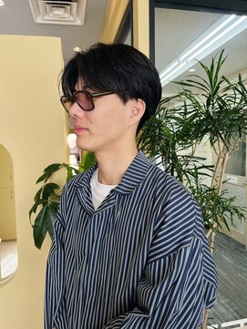 トローノ 栄(TRONO) センターパート刈り上げスタイル