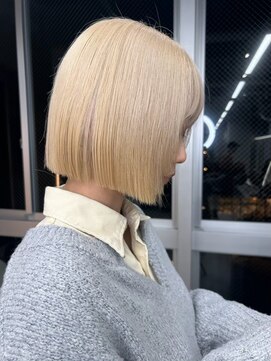 ジゼル 梅田(GiseL) 切りっぱなしボブミルクティーカラーブロンドヘアーホワイトヘア