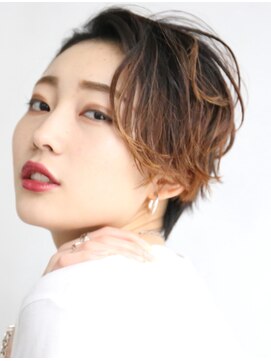 ムルチュラ(muruchura) ハンサムショートで無造作カールレッド２　神山賢司