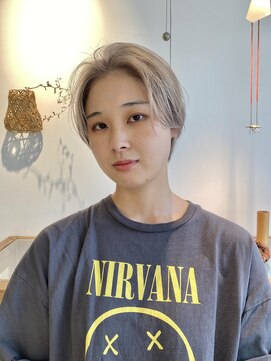 ハイ(HI) ホワイトベージュ×ハンサムショート