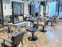 個性ゆたかなインテリアとトレンドを意識した店内